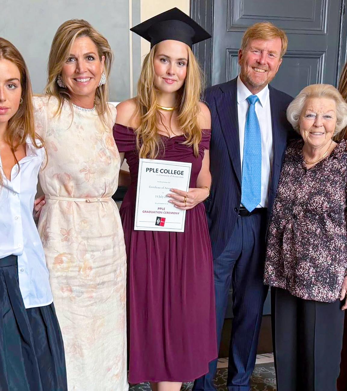 Prinzessin Amalia hält ihr Abschlusszeugnis hoch und ist umgeben von ihrer Familie.