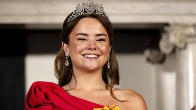 Prinzessin Ariane mit Tiara und rotem Abendkleid bei einem offiziellen Anlass.