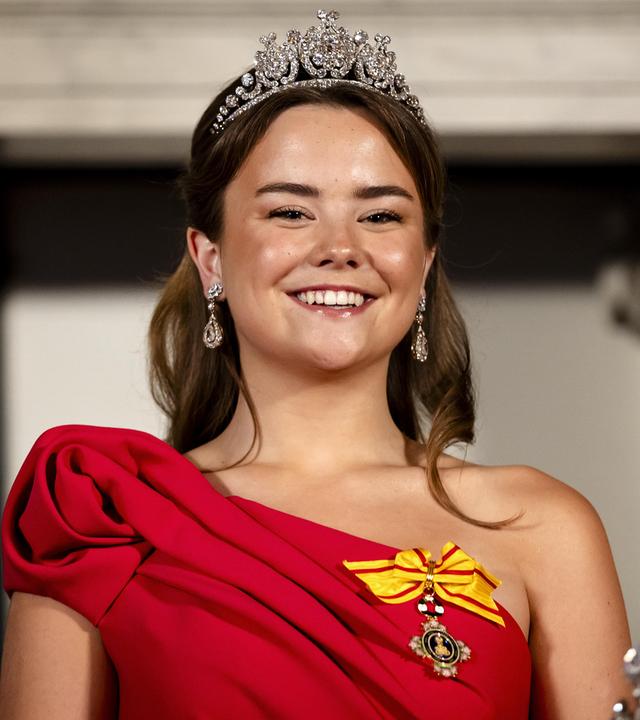 Prinzessin Ariane mit Tiara und rotem Abendkleid bei einem offiziellen Anlass.
