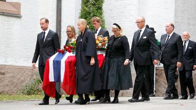 König Haakon und die Kinder von Prinzessin Astrid tragen den Sarg: Tochter Benedikte, Sohn Carl-Christian