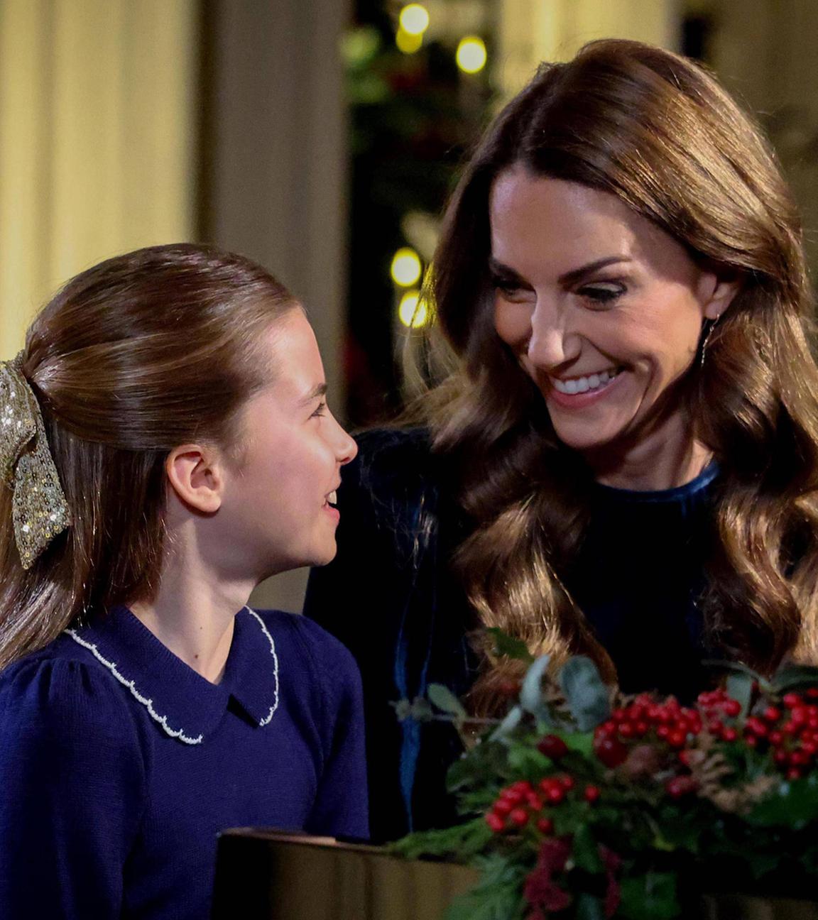 Catherine, Prinzessin von Wales und ihre Tochter Charlotte, Prinzessin von Wales spielen im Duett am Flügel Erland Coopers "Holm Sound" im Schloss Windsor am 17.12.2025.