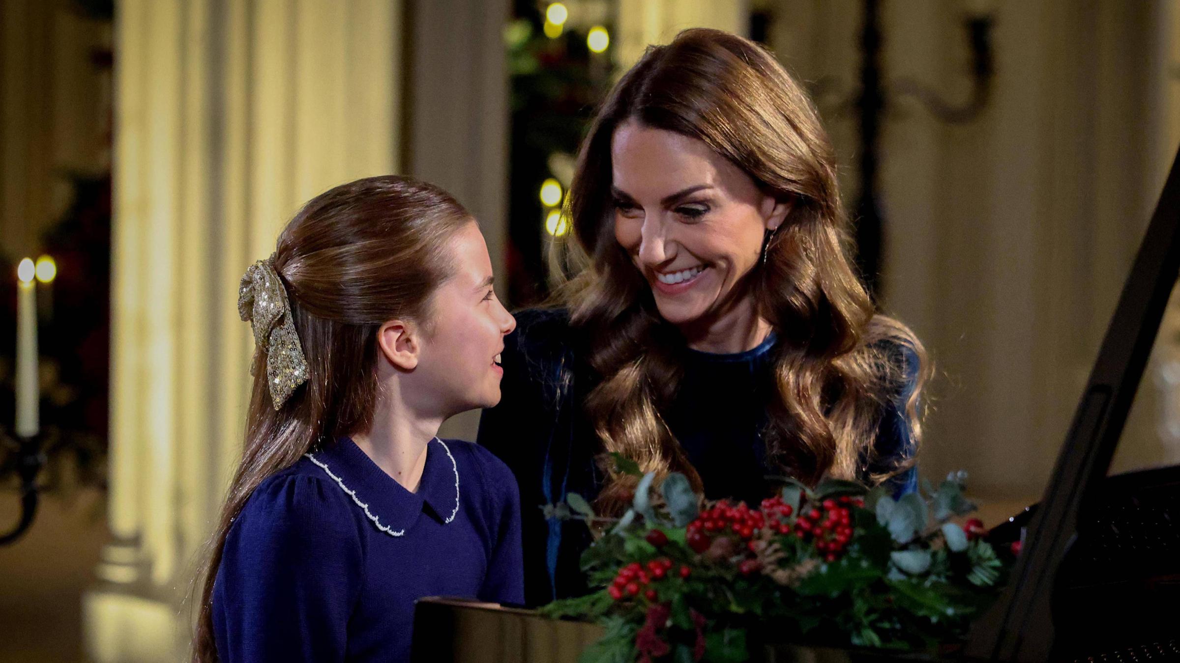 Catherine, Prinzessin von Wales und ihre Tochter Charlotte, Prinzessin von Wales spielen im Duett am Flügel Erland Coopers "Holm Sound" im Schloss Windsor am 17.12.2025.