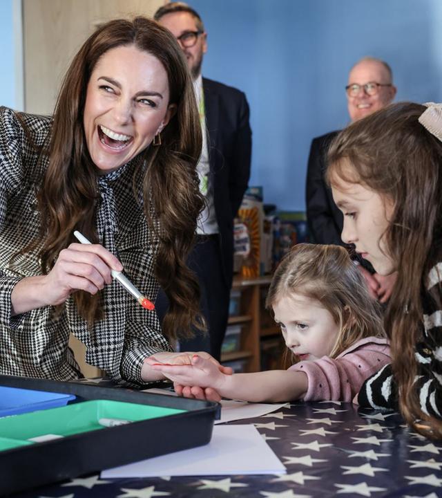 Prinzessin Kate spielt mit Kindern im Hospiz