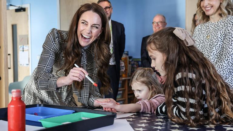 Prinzessin Kate spielt mit Kindern im Hospiz
