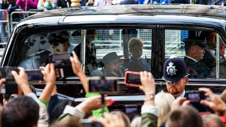 Kate mit Prinzessin Charlotte und Prinz George bei Beerdigung von Queen Elizabeth II.