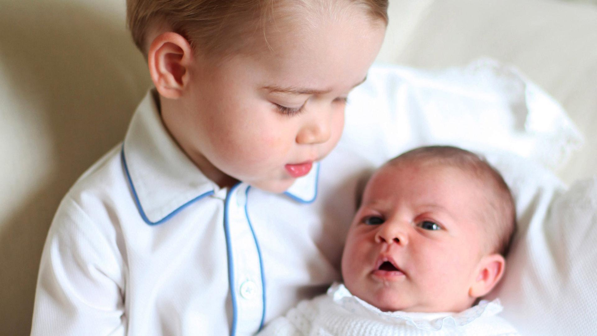 Prinzessin Charlotte liegt nach ihrer Geburt im Arm ihres Bruders George