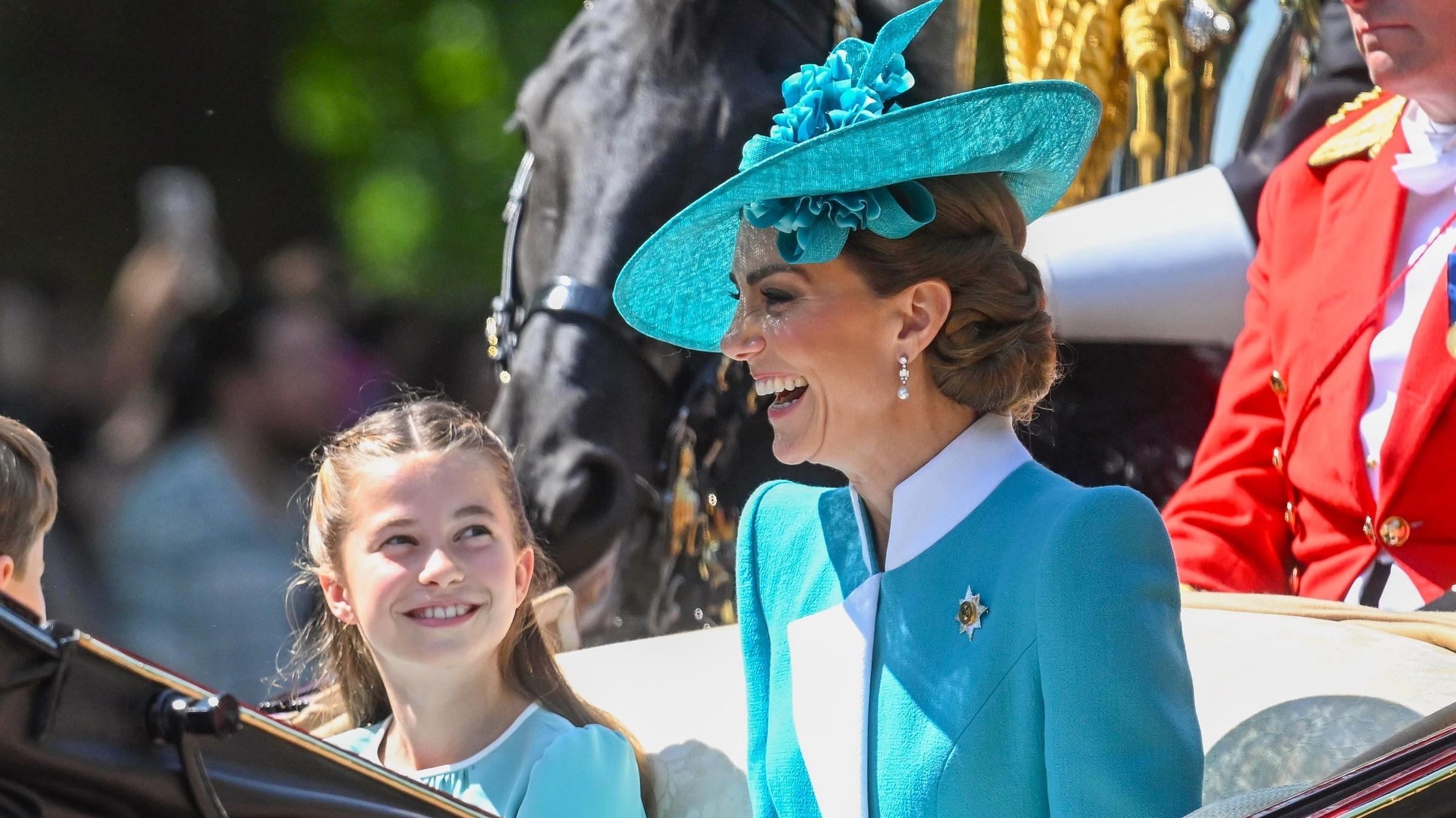 prinzessin Charlotte blick zu Mama Prinzessin Kate 