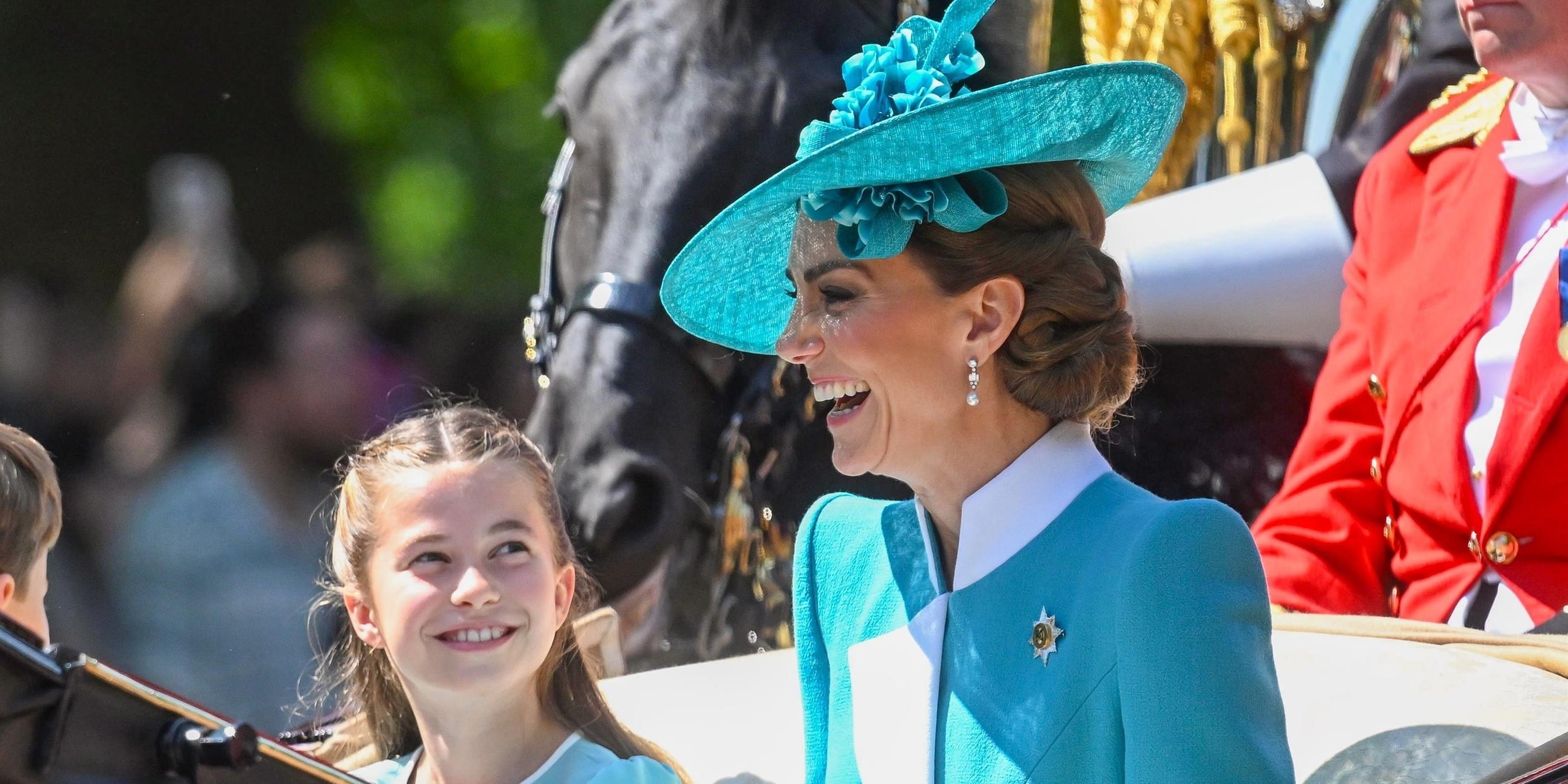 prinzessin Charlotte blick zu Mama Prinzessin Kate 