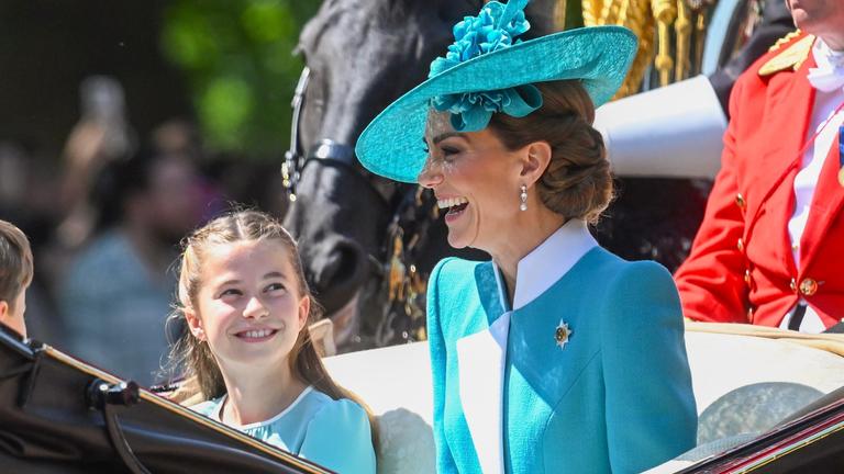 prinzessin Charlotte blick zu Mama Prinzessin Kate 