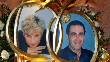 Eine Bronze-Skulptur mit Fotos von Prinzessin Diana und ihrem Freund Dodi.