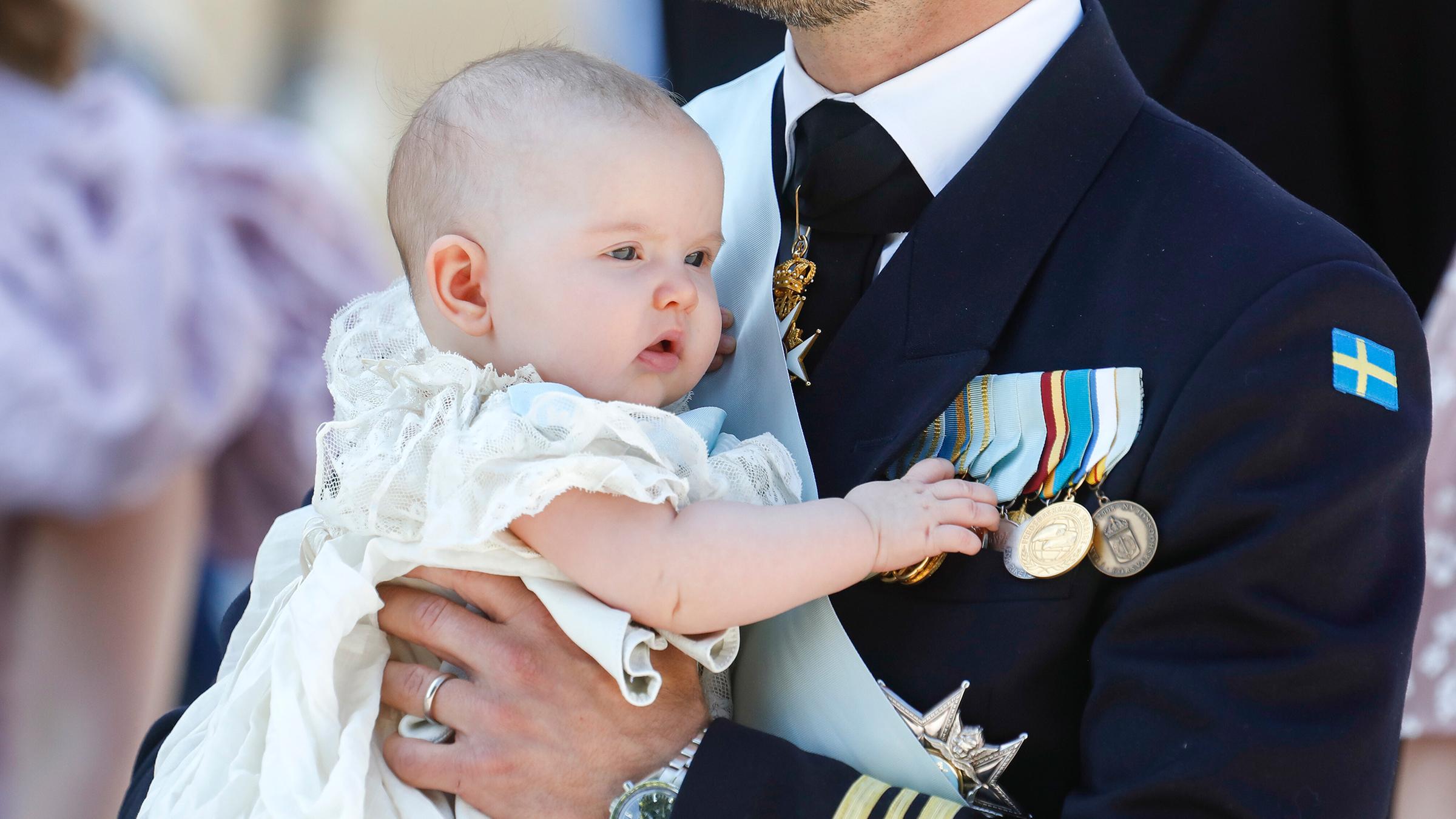 Prinzessin Ines, jüngste Tochter von Sofia und Prinz Carl Philip von Schweden, wurde in der Schlosskirche Drottningholm feierlich getauft. Prinzessin Estelle ist stolze Taufpatin (16.06.2025)