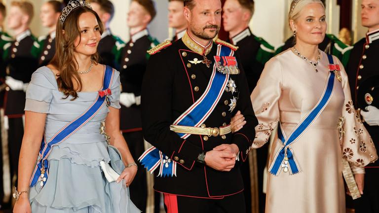 Prinzessin Ingrid Alexandra von Norwegen mit ihren Eltern