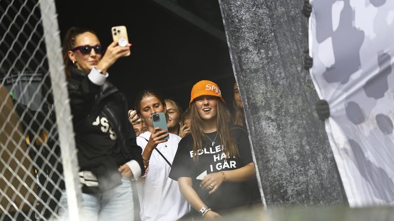 Dänemarks Prinzessin Isabella trug auf einem Konzert ein provokantes Shirt, dessen Aufschrift eine sexuelle Anspielung macht. Das Königshaus äußerte sich bisher nicht dazu. (11.08.2025)