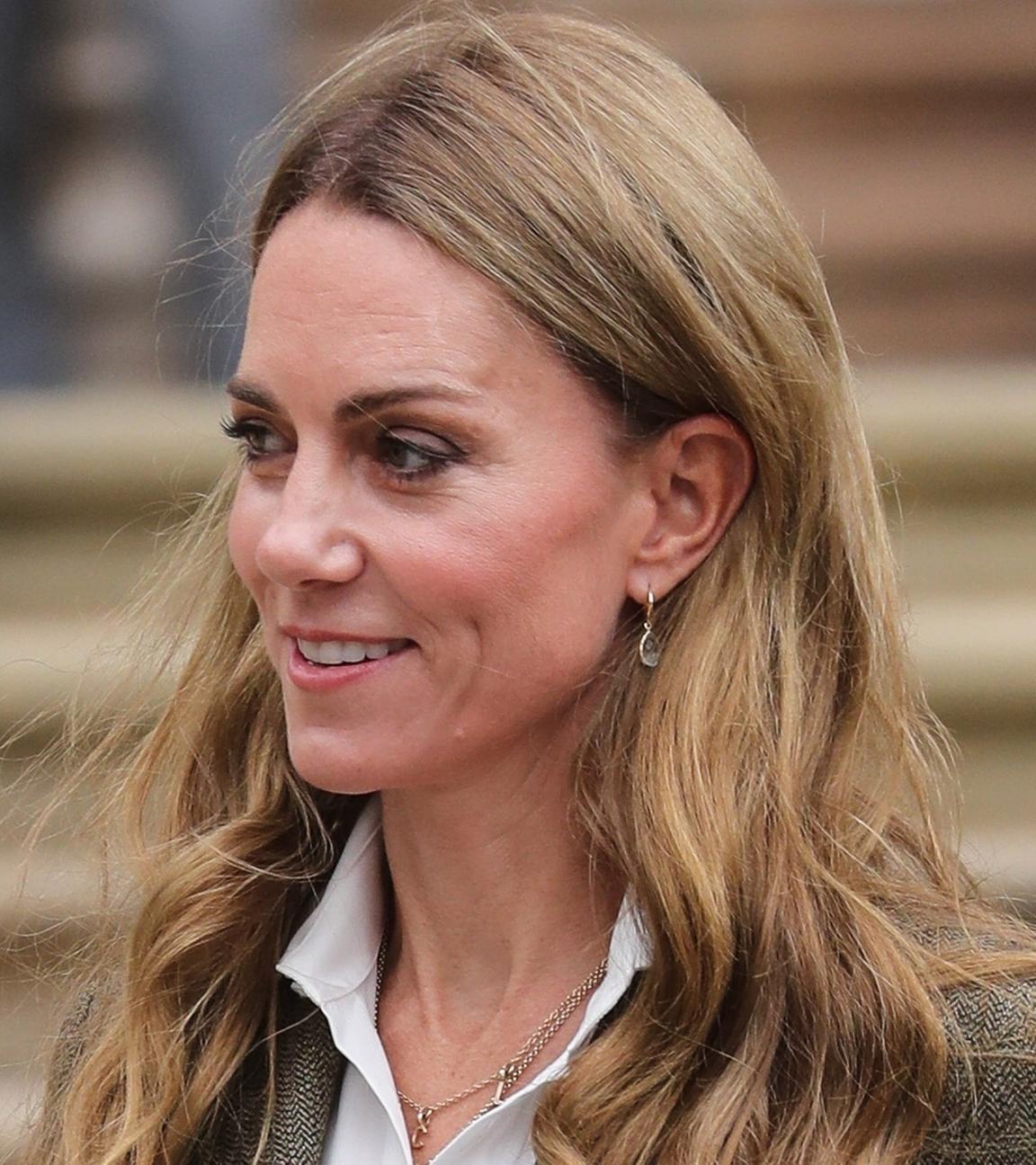 Prinzessin Kate überrascht mit neuem Look: Bei einem Termin in London zeigt sie sich mit blonder Lockenpracht.