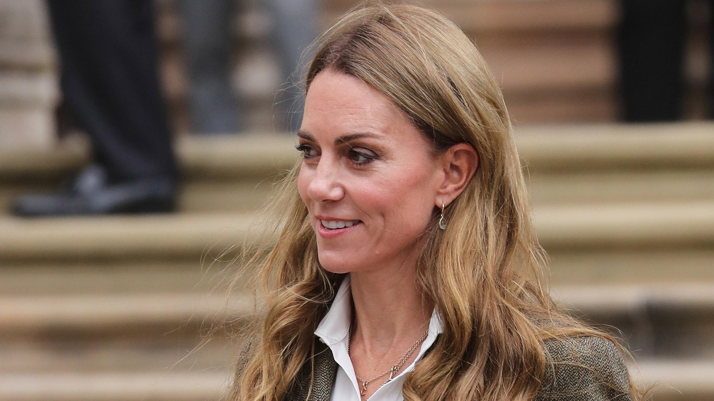 Prinzessin Kate überrascht mit neuem Look: Bei einem Termin in London zeigt sie sich mit blonder Lockenpracht.