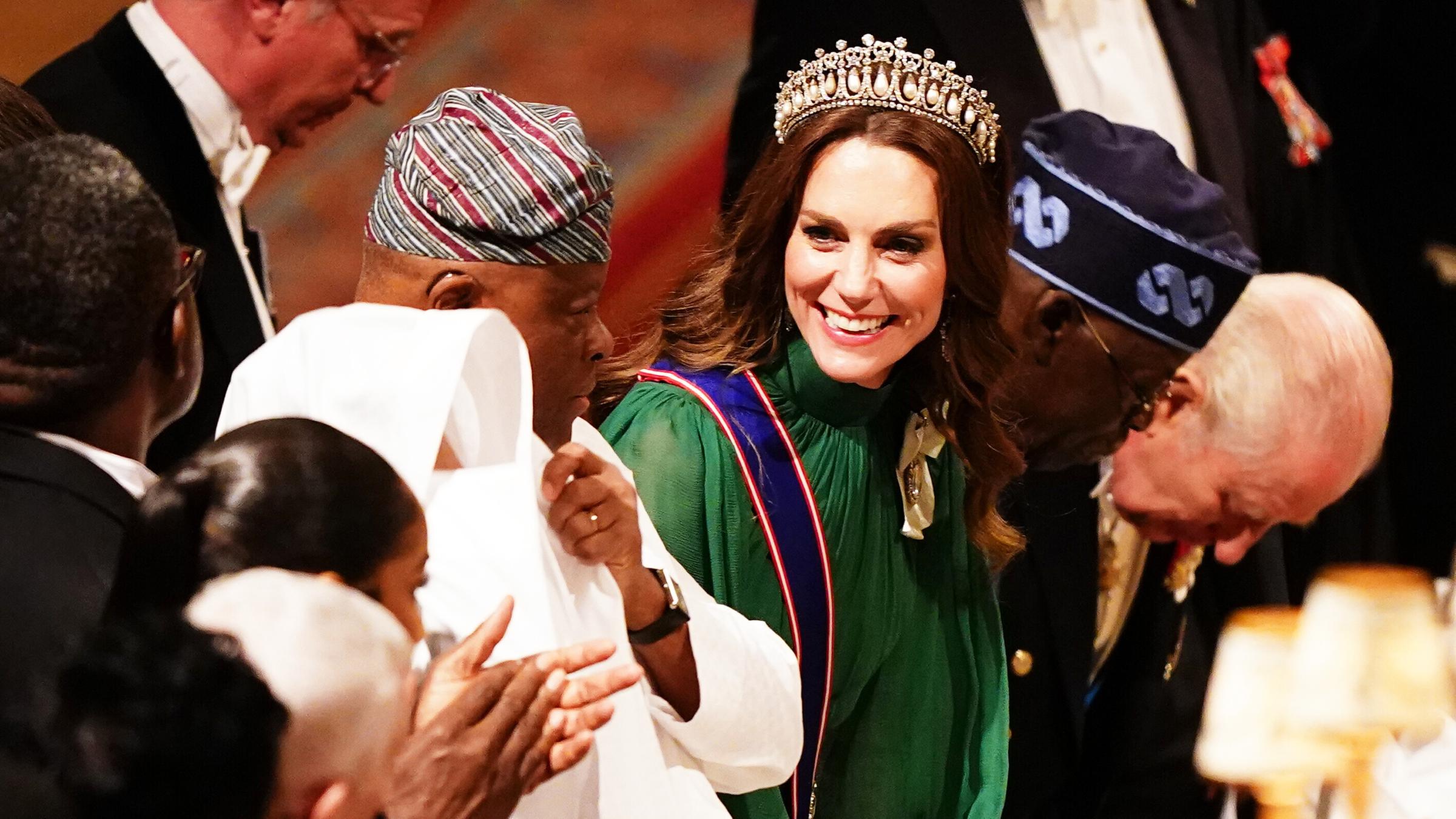 Prinzessin Kate von Wales empfängt Präsident Bola Ahmed Tinubu und First Lady Oluremi Tinubu zu einem Staatsbankett in Windsor Castle.