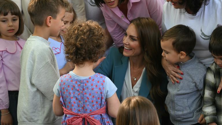 Catherie (Kate), Prinzessin von Wales spricht mit Kindern während ihres Besuchs der Vorschule Scuola Comunale d'infanzia Anna Frank in Reggio Emilia am 13. Mai 2026.