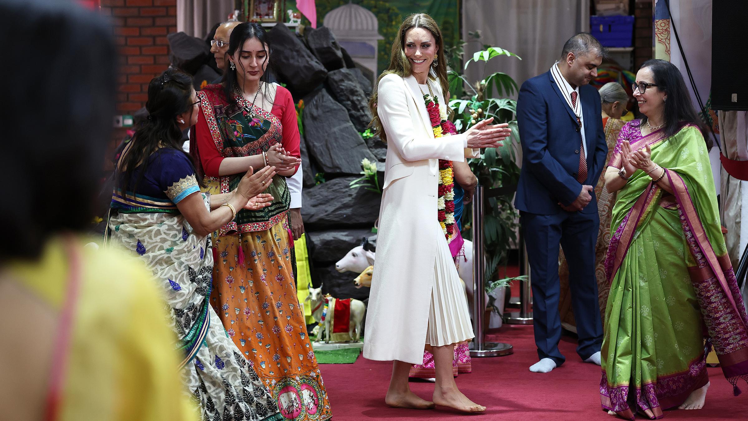 Prinzessin Kate tanzt bei einem indischen Frühlingsfest in Leicester barfuß.