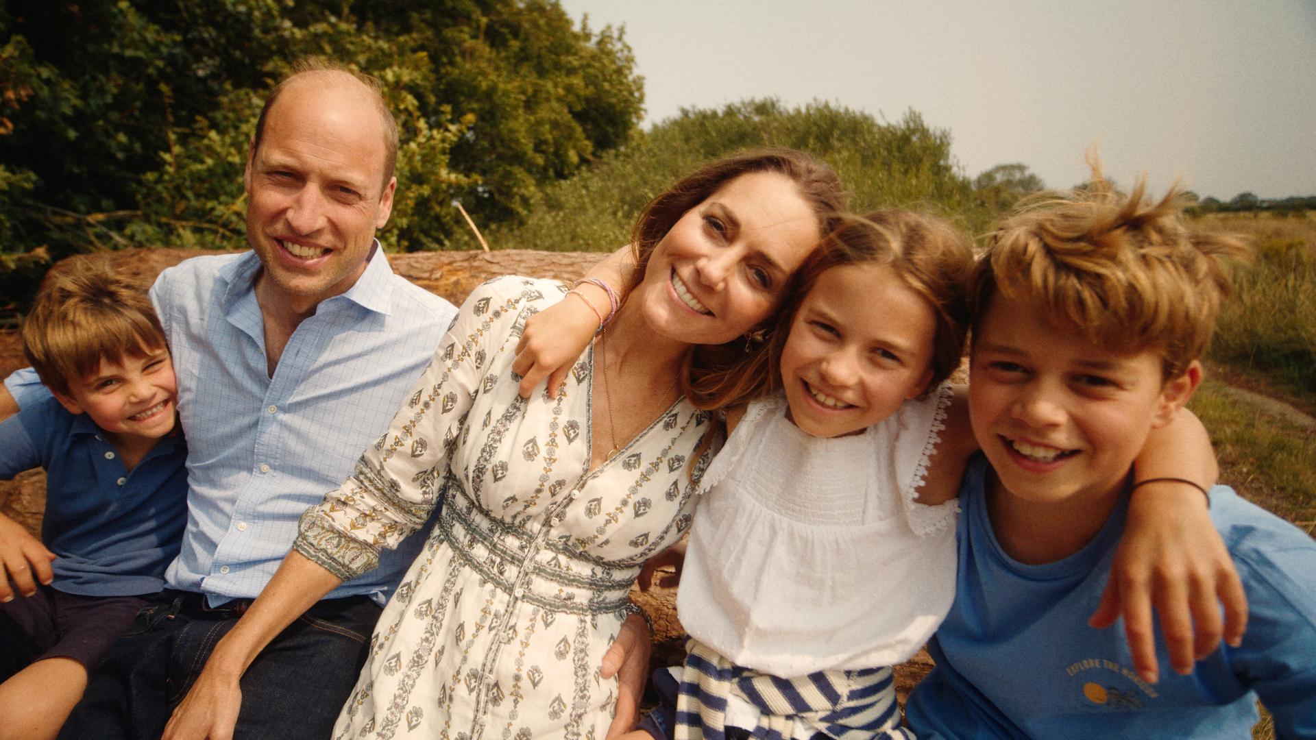 Prinzessin Kate und Kate, Prinz William mit ihren Kindern Prinz George (rechts) und Prinzessin Charlotte und Prinz Louis (links)