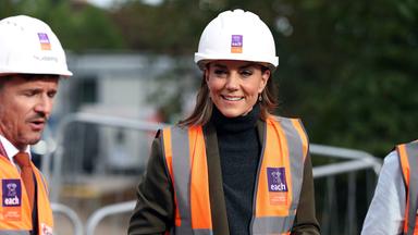 Prinzessin Kate besichtigt die Bauarbeiten an einem Kinderhospiz in Ipswich, gekleidet in Warnweste und Helm