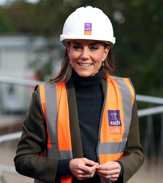 Prinzessin Kate besichtigt die Bauarbeiten an einem Kinderhospiz in Ipswich, gekleidet in Warnweste und Helm