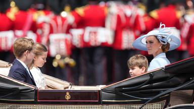 Kate, Prinzessin von Wales (rechts), mit ihren Kindern Prinz Louis, Prinzessin Charlotte und Prinz George.