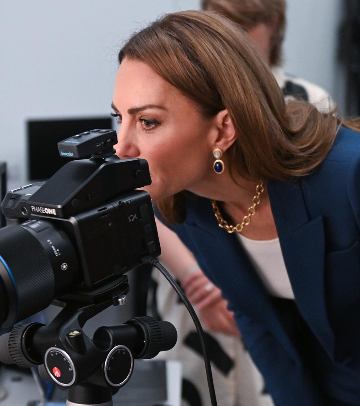Prinzessin Kate schaut in eine Kamera