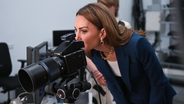 Prinzessin Kate schaut in eine Kamera