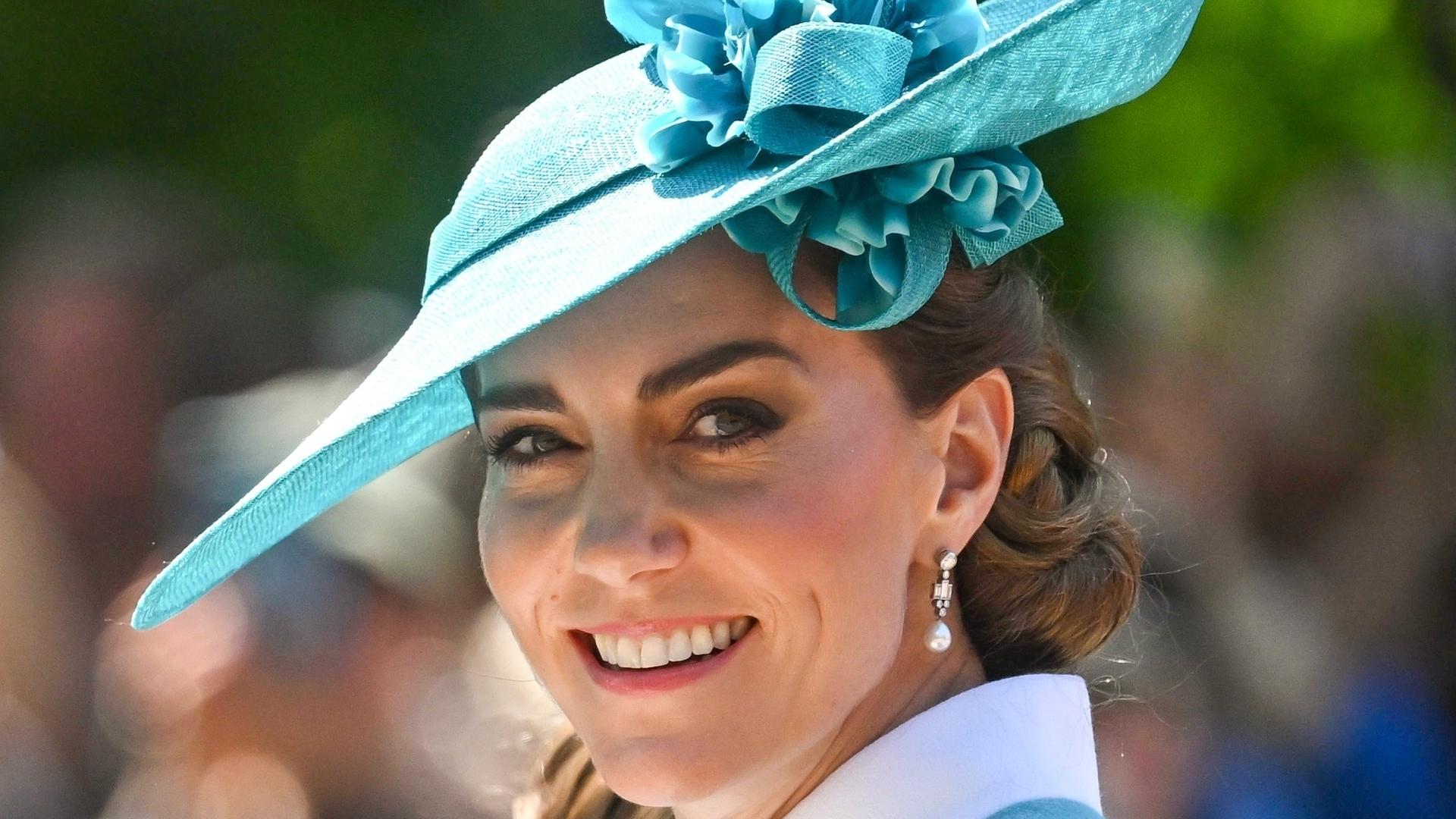 Gut gelaunte Prinzessin Kate auf dem Weg zur Parade