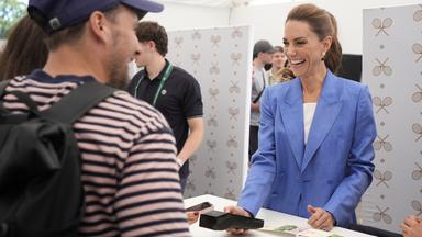 Prinzessin Kate hilft lachend an der Ticketkasse in Wimbledon aus. 