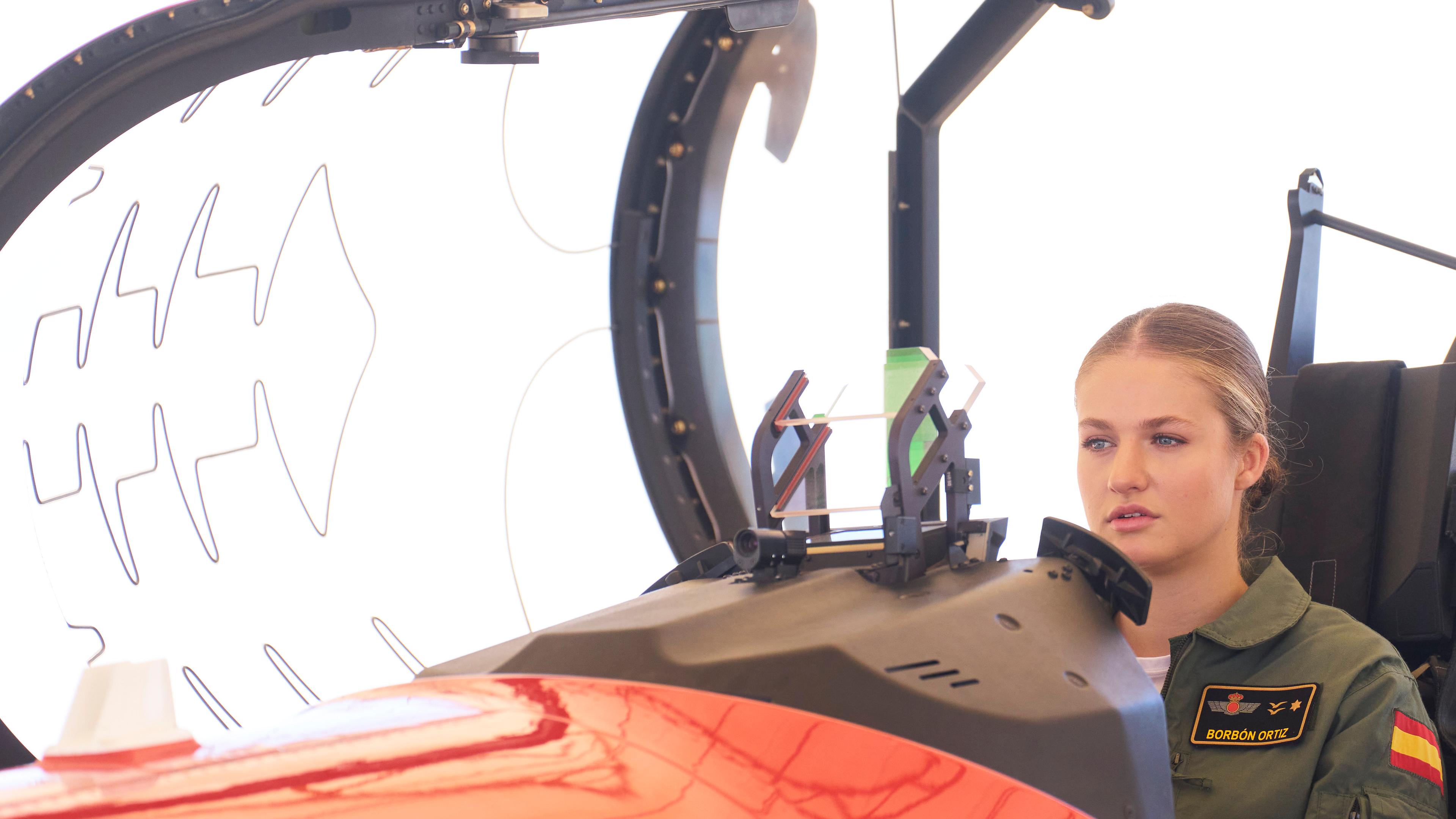 Die spanische Prinzession Leonor im Cockpit einer PC 21.