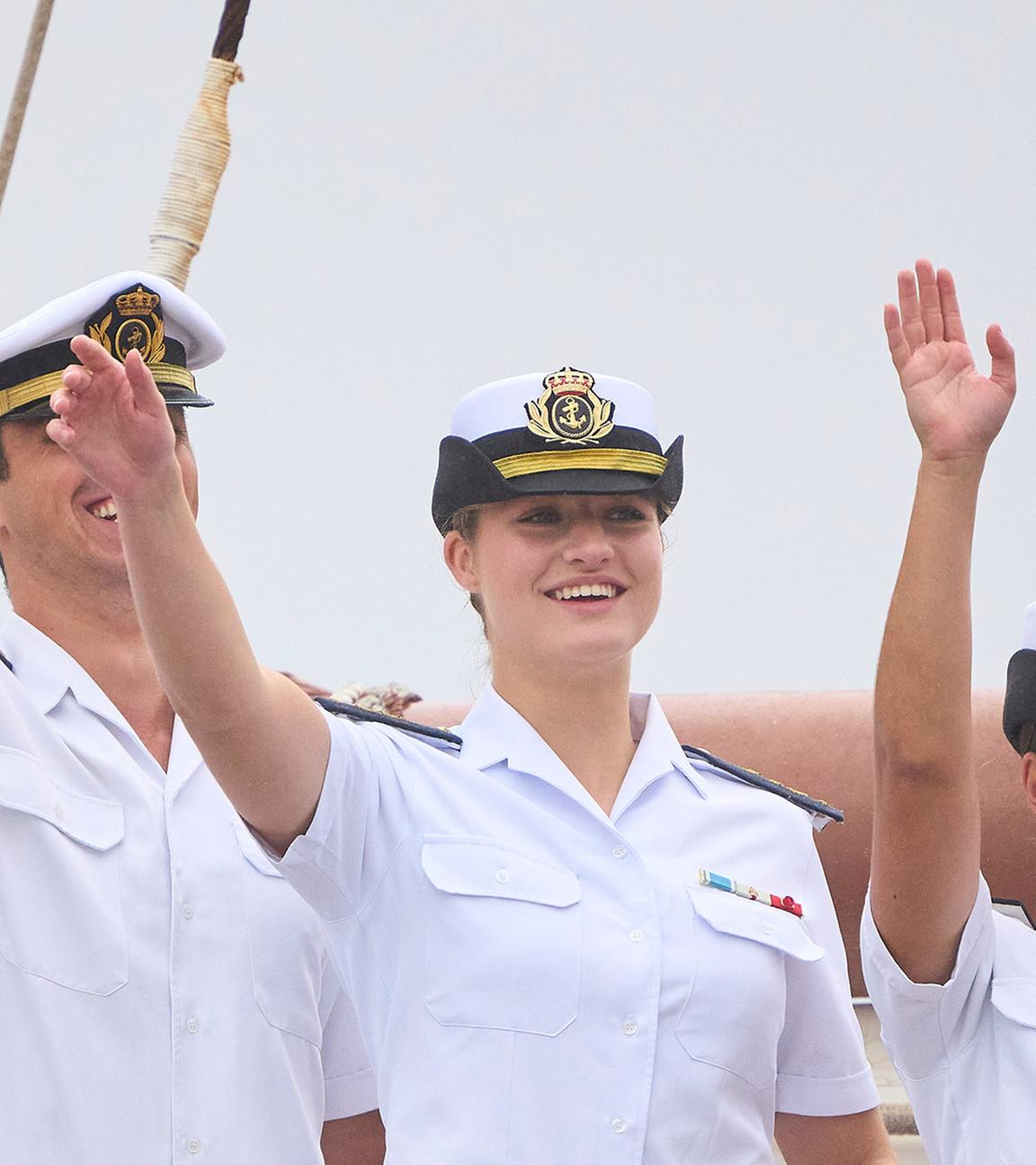 Nach sechs Monaten auf hoher See hat die spanische Kronprinzessin Leonor die militärische Ausbildung bei der Marine beendet. Jetzt kommt noch das Ausbildungsjahr bei der Luftwaffe. (14.07.2025)