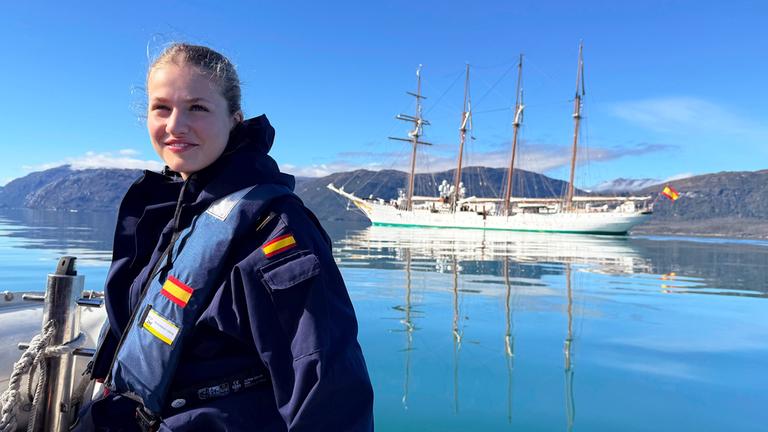 Leonor von Spanien vor einem Schiff