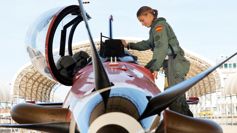 Prinzessin Leonor von Spanien bei ihrem Jungfernflug.