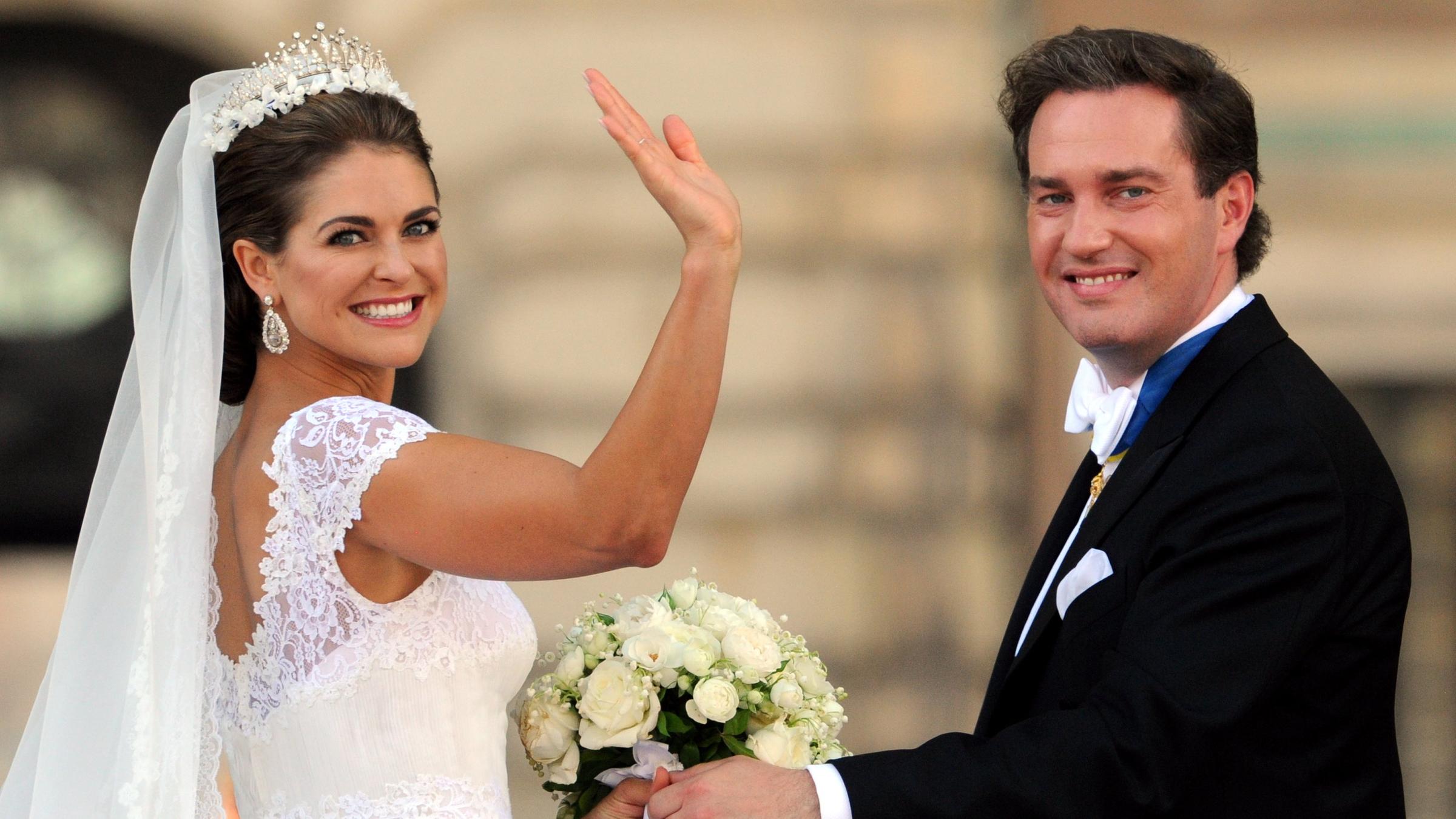 Prinzessin Madeleine von Schweden und Chris o'Neill winken nach ihrer Hochzeit am 8. Juni 2013 der versammelten Menge zu.