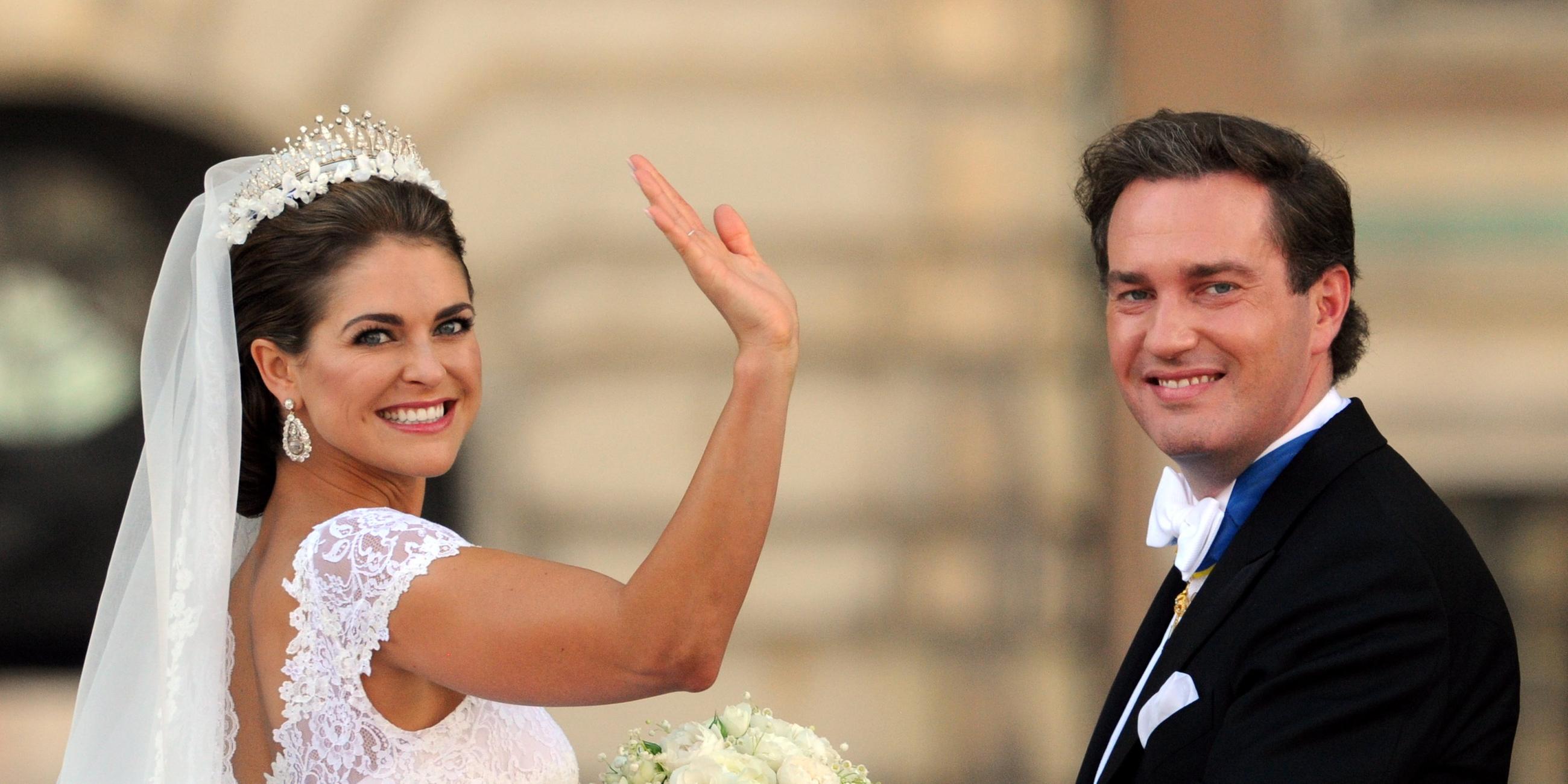Prinzessin Madeleine von Schweden und Chris o'Neill winken nach ihrer Hochzeit am 8. Juni 2013 der versammelten Menge zu.