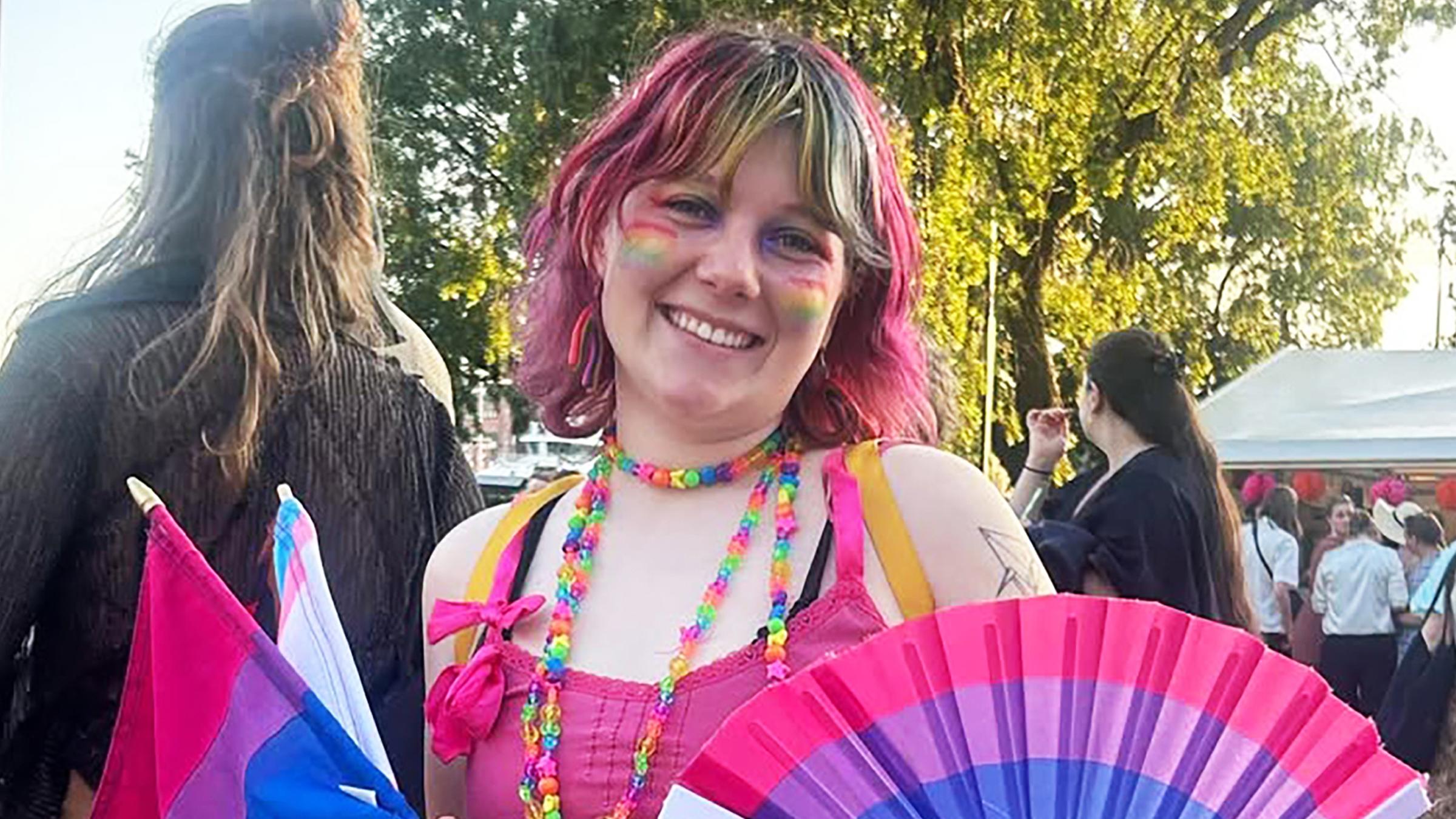 Maud Angelica Behn auf einer Pride-Veranstaltung.