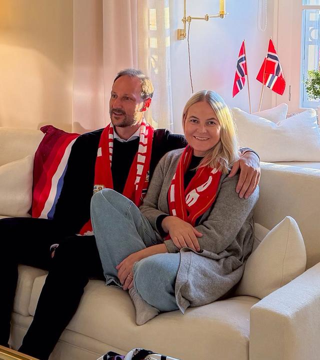 Prinzessin Mette-Marit schaut mit ihrem Mann das Fußball-WM-Spiel Norwegen gegen Brasilien.