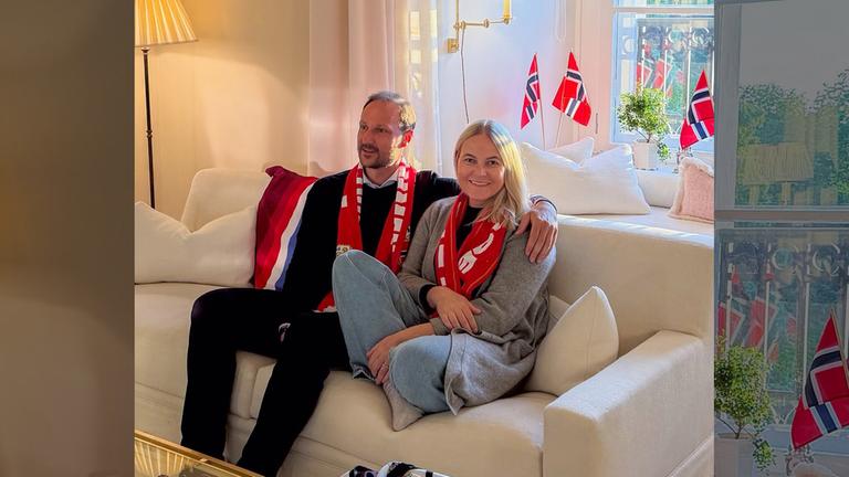 Prinzessin Mette-Marit schaut mit ihrem Mann das Fußball-WM-Spiel Norwegen gegen Brasilien.
