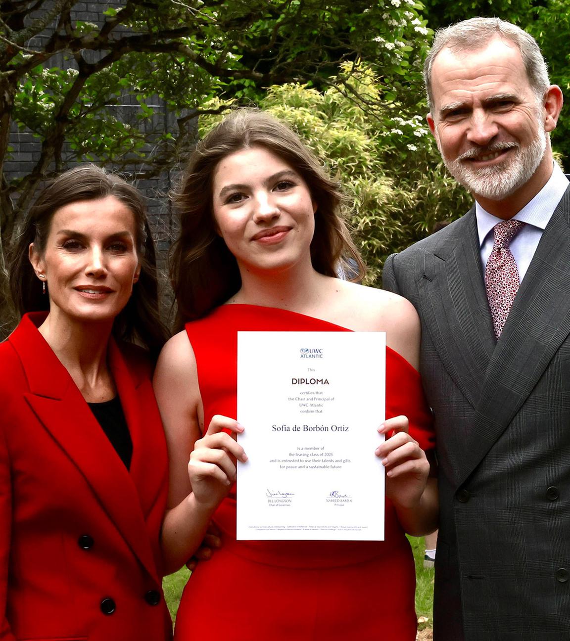 Große Freude für Prinzessin Sofia von Spanien. Sie hat in Wales ihren Schulabschluss bestanden. Gratuliert haben ihre stolzen Eltern, König Felipe und Königin Letizia. (26.05.2025)