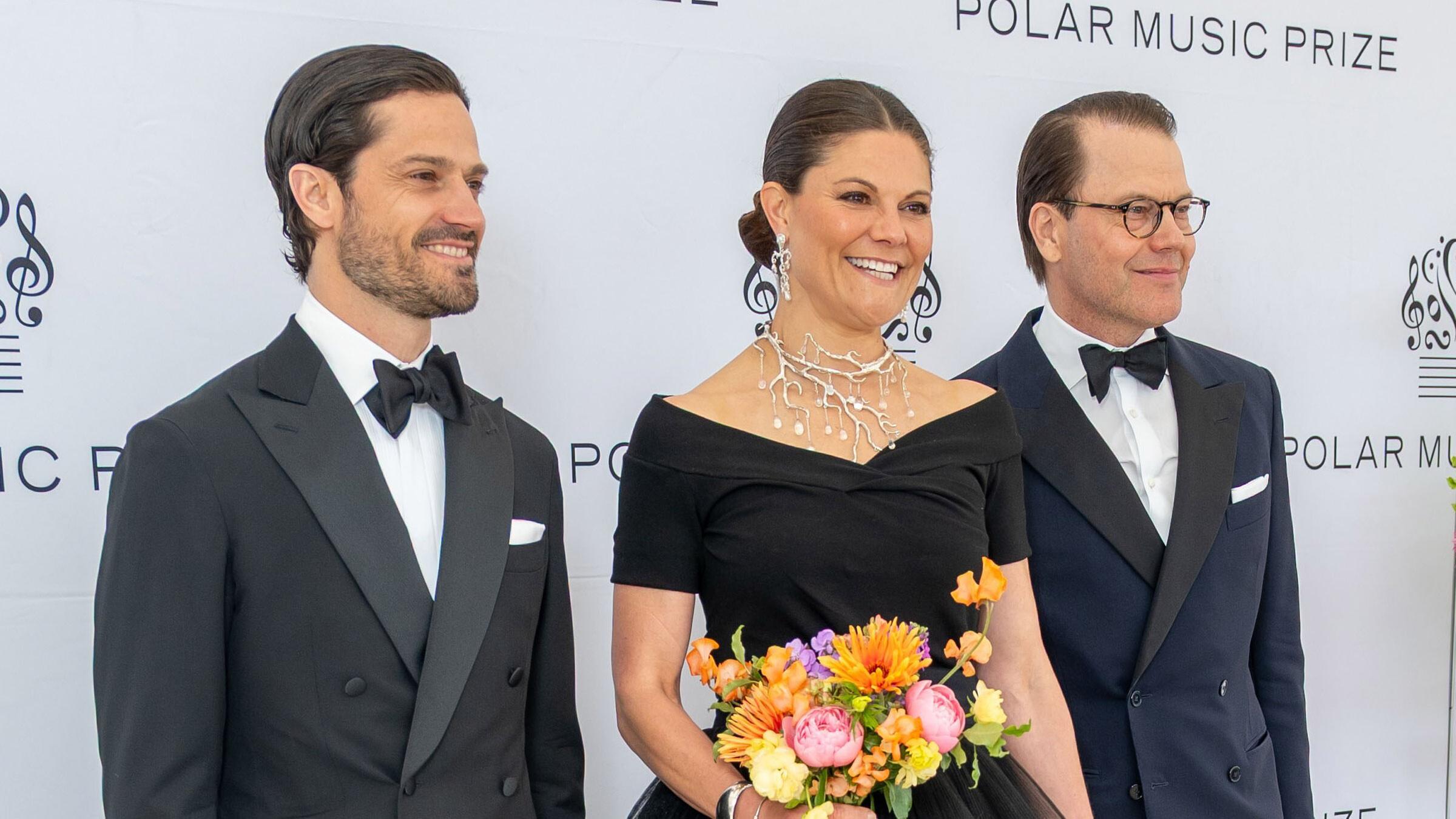 Kronprinzessin Victoria von Schweden mit Ehemann Daniel und Bruder Carl Philip auf dem roten Teppich.
