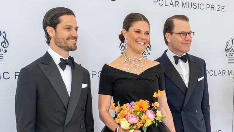 Kronprinzessin Victoria von Schweden mit Ehemann Daniel und Bruder Carl Philip auf dem roten Teppich.