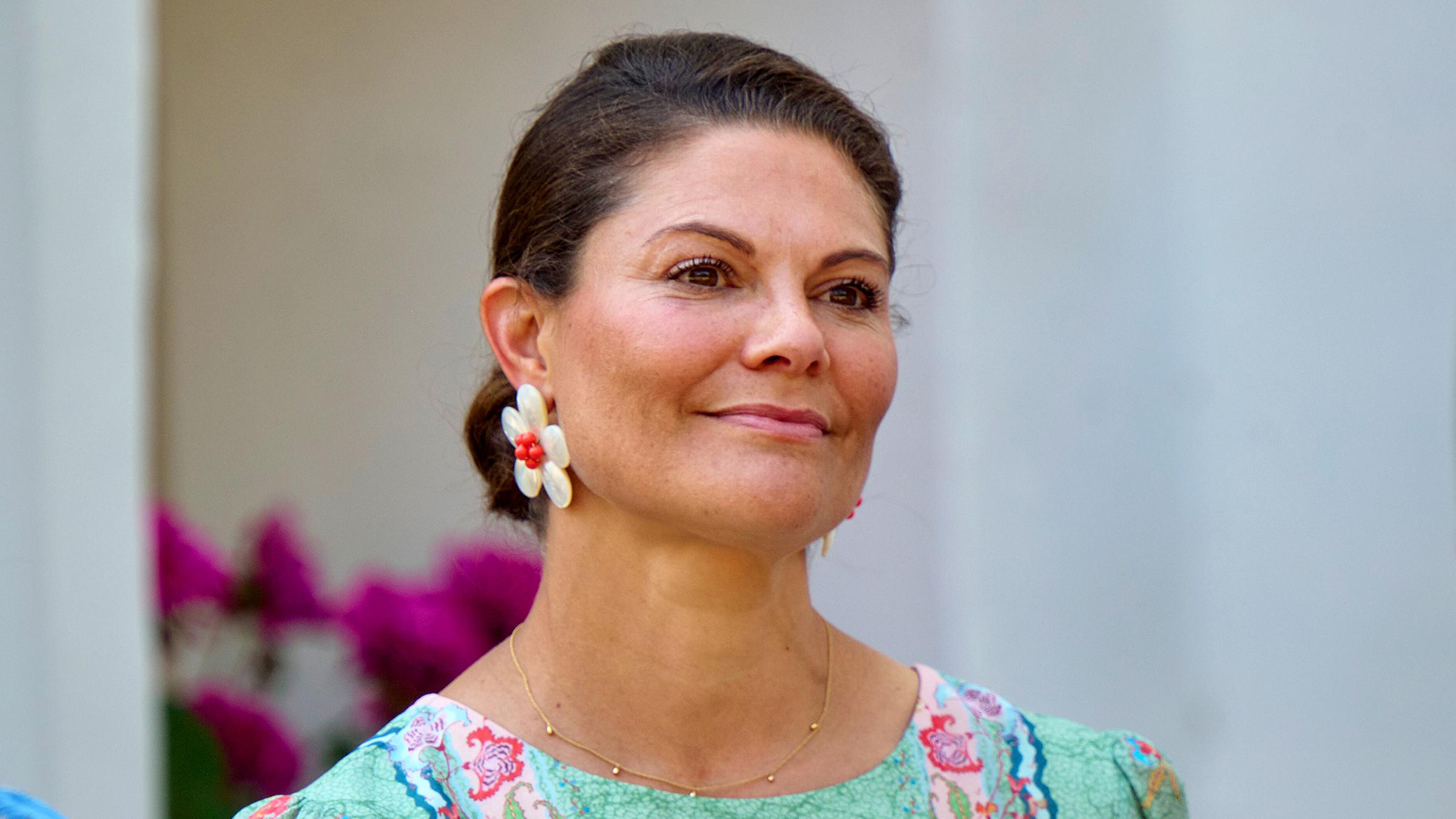 In einem Interview im schwedischen Fernsehen sprach Kronprinzessin Victoria über ihre Kindheit. Sie bedauere, nie Teil einer Sportmannschaft gewesen zu sein. (18.07.2025)