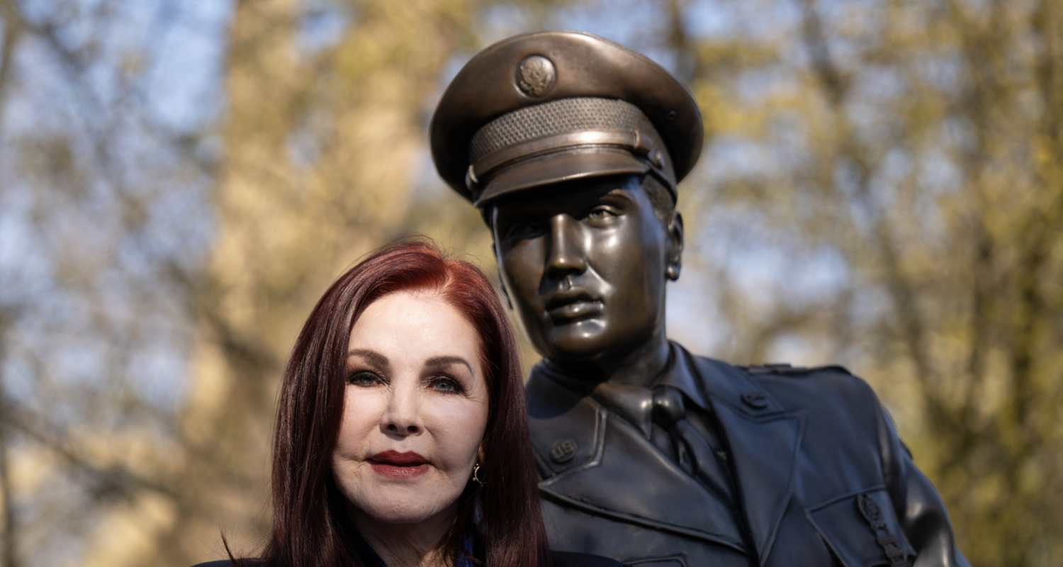 Priscilla Presley mit Statue von ihrem Ex-Mann Elvis Presley