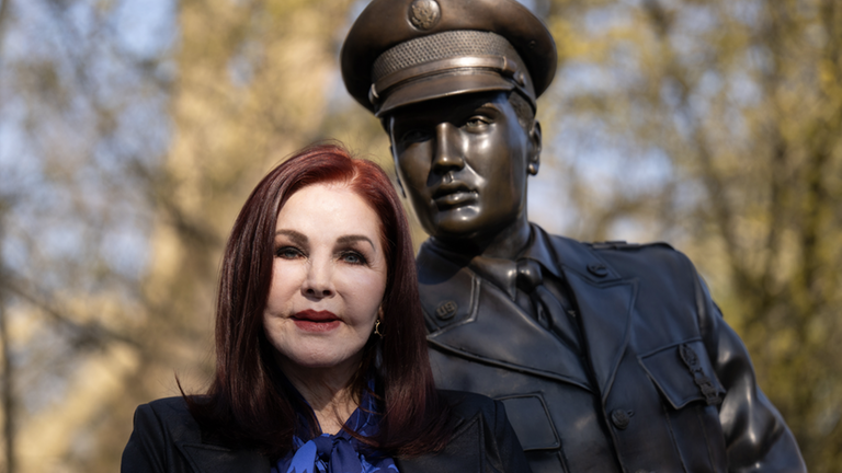 Priscilla Presley mit Statue von ihrem Ex-Mann Elvis Presley
