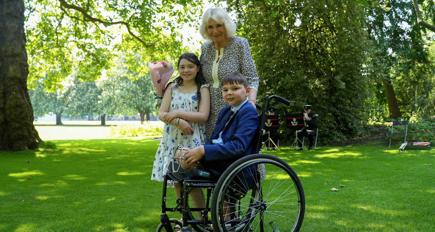 Zwei Kinder mit Camilla im Garten 
