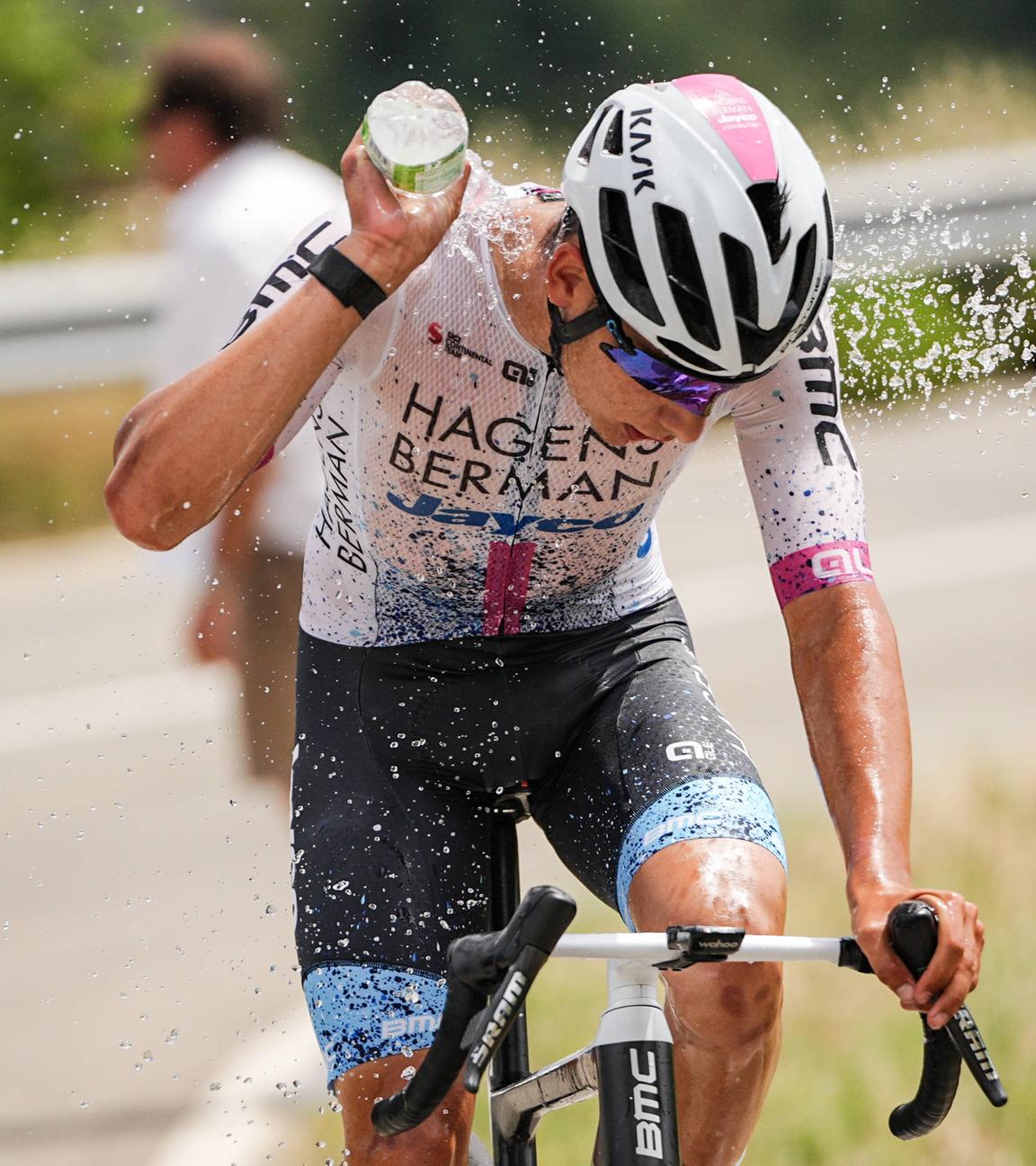 Samuele Privitera kühlt sich beim Giro Next Gen 2024 mit Wasser ab.