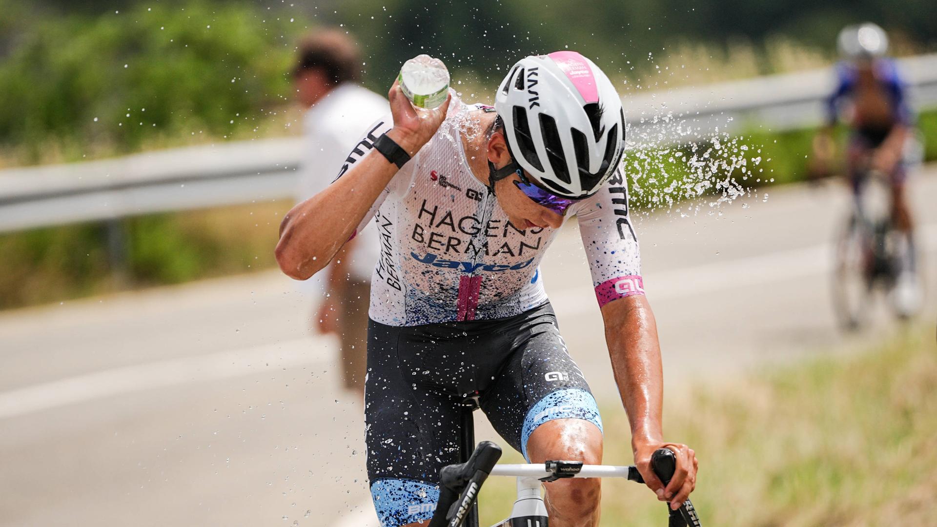 Samuele Privitera kühlt sich beim Giro Next Gen 2024 mit Wasser ab.