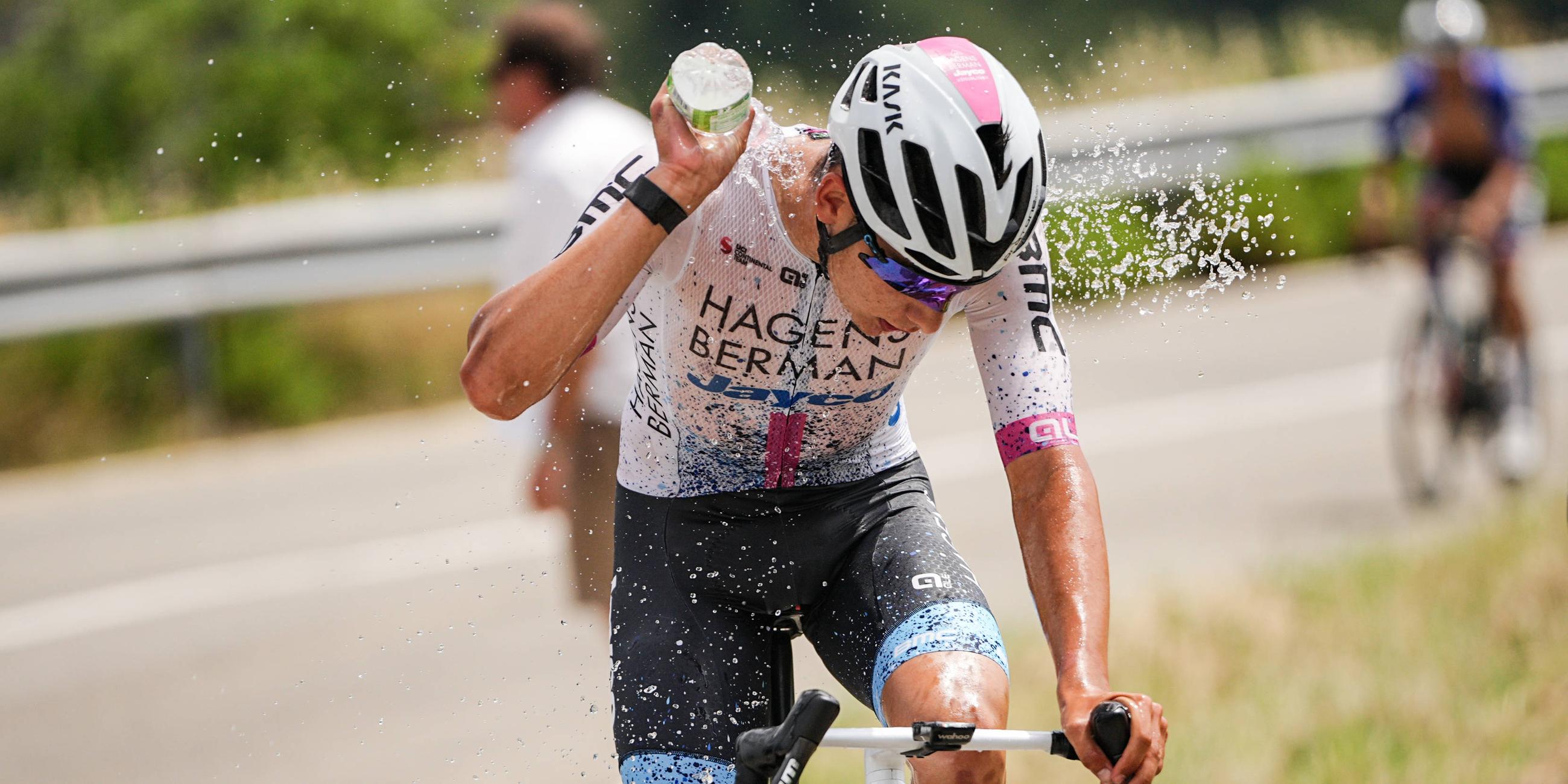 Samuele Privitera kühlt sich beim Giro Next Gen 2024 mit Wasser ab.