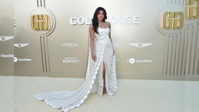 Schauspielerin Priyanka Chopra bei der Gold Gala in einem weißen Paillettenkleid. 